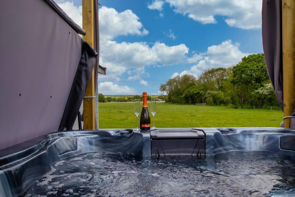 Choller Lake Lodges - Primrose Cabin With Private Hot Tub أروندل المظهر الخارجي الصورة