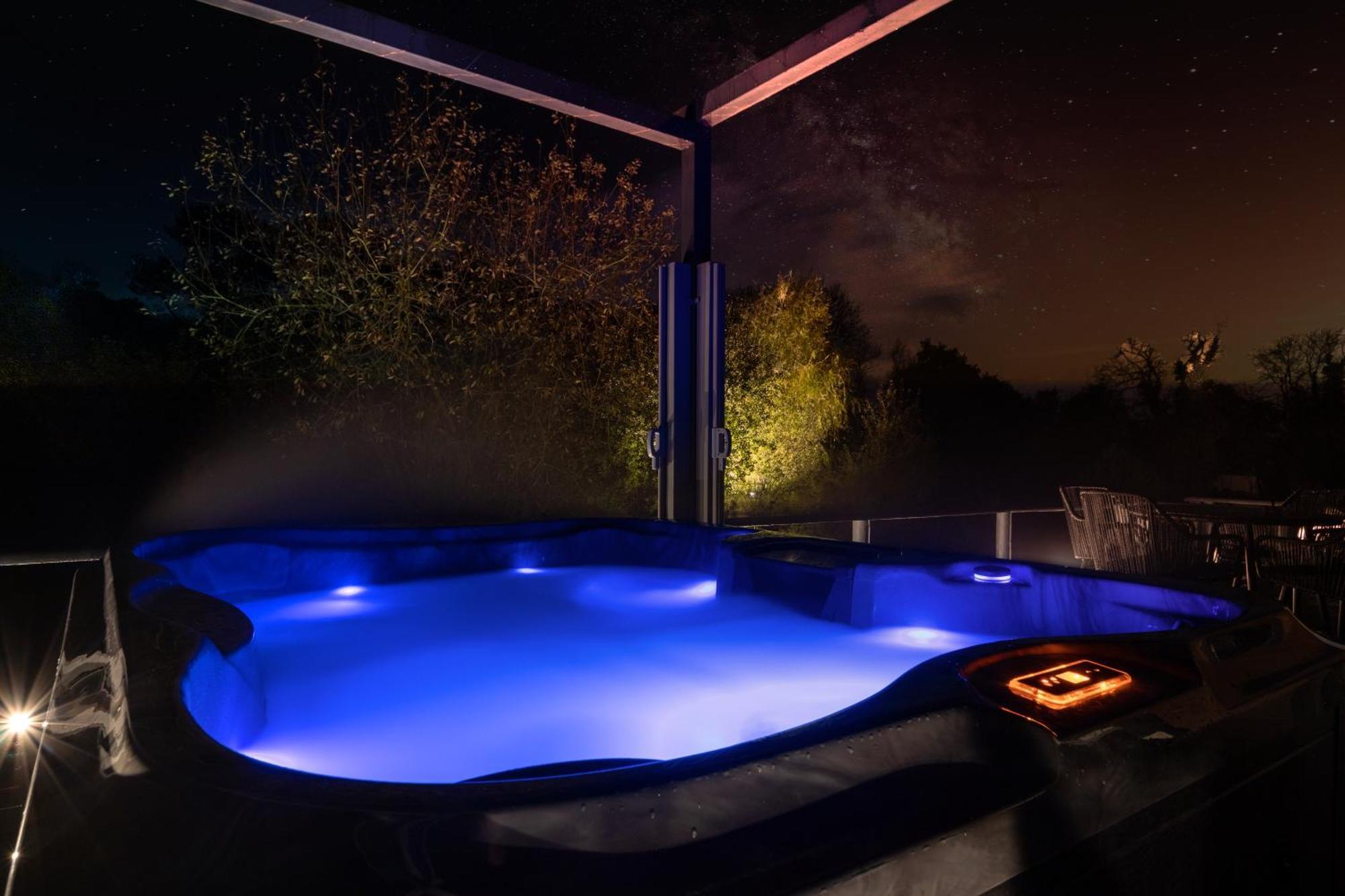 Choller Lake Lodges - Primrose Cabin With Private Hot Tub أروندل المظهر الخارجي الصورة